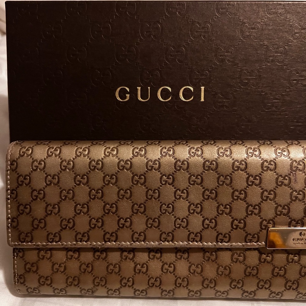 Gucci wallet.. use but in good condition